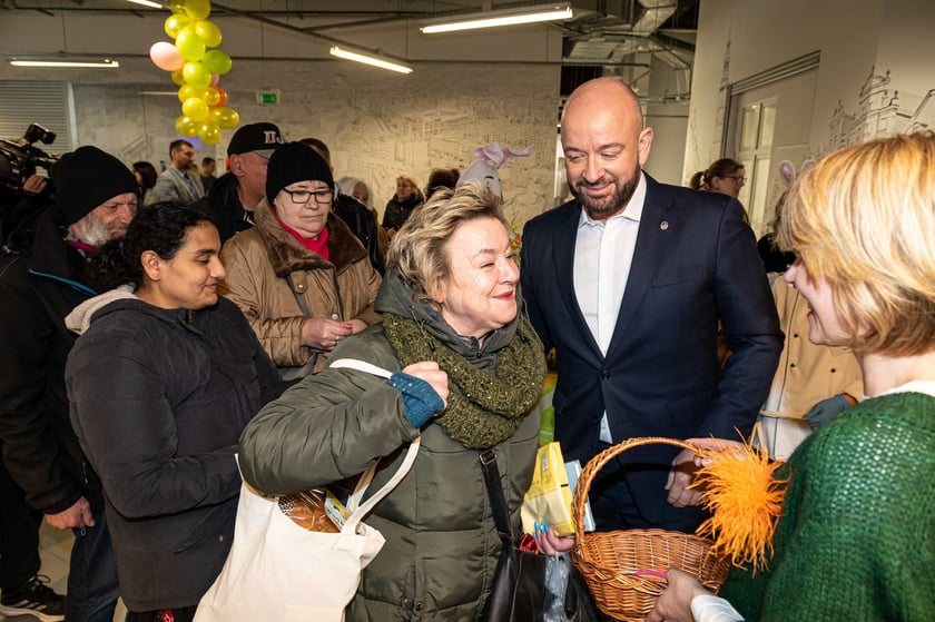 Rozdawanie Wielkanocnych Paczek Dobrych Relacji w MOPS przy ul. Namysłowskiej