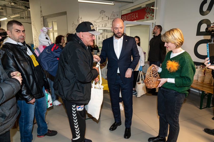 Rozdawanie Wielkanocnych Paczek Dobrych Relacji w MOPS przy ul. Namysłowskiej