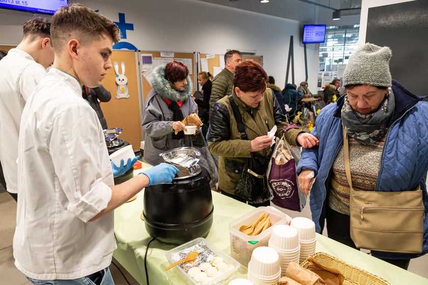 Uczniowie&nbsp;Zespołu Szk&oacute;ł Gastronomicznych we Wrocławiu przygotowali dla gości poczęstunek