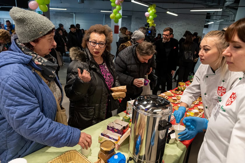 Uczniowie&nbsp;Zespołu Szk&oacute;ł Gastronomicznych we Wrocławiu przygotowali dla gości poczęstunek