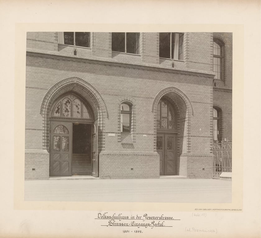 wejście do szkoły przy ulicy Poznańskiej, 1891-1892