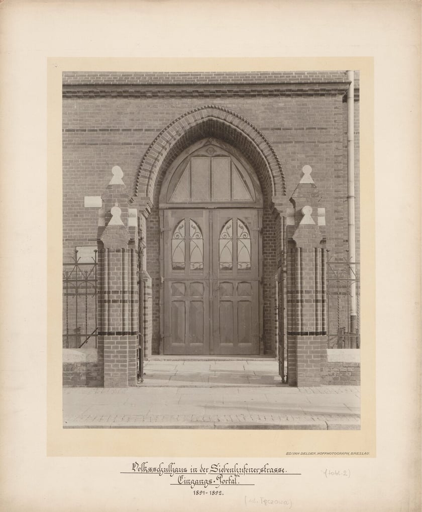 widok na portal i drzwi wejściowe do szkoły przy ulicy Tęczowej, 1891-1892