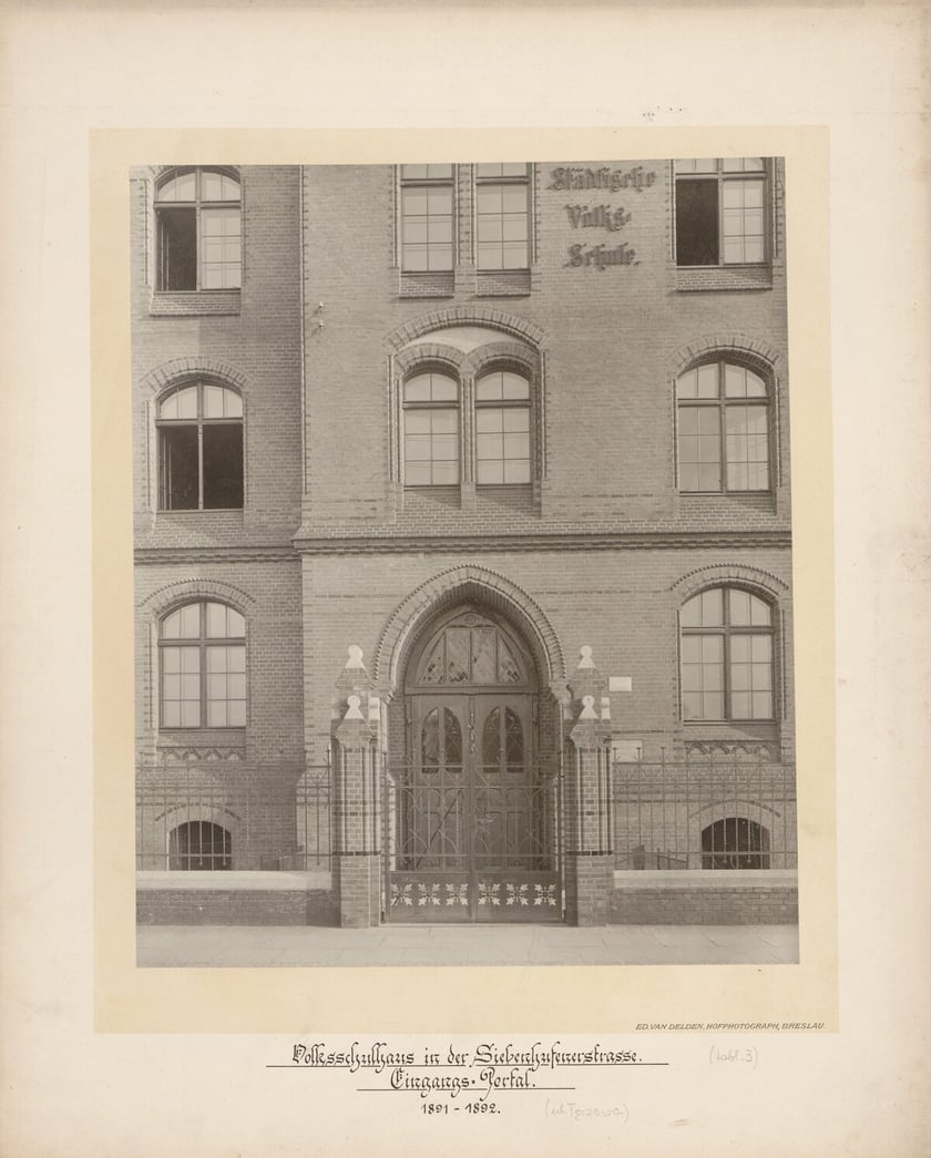 widok na portal i drzwi wejściowe do szkoły przy ulicy Tęczowej, 1891-1892