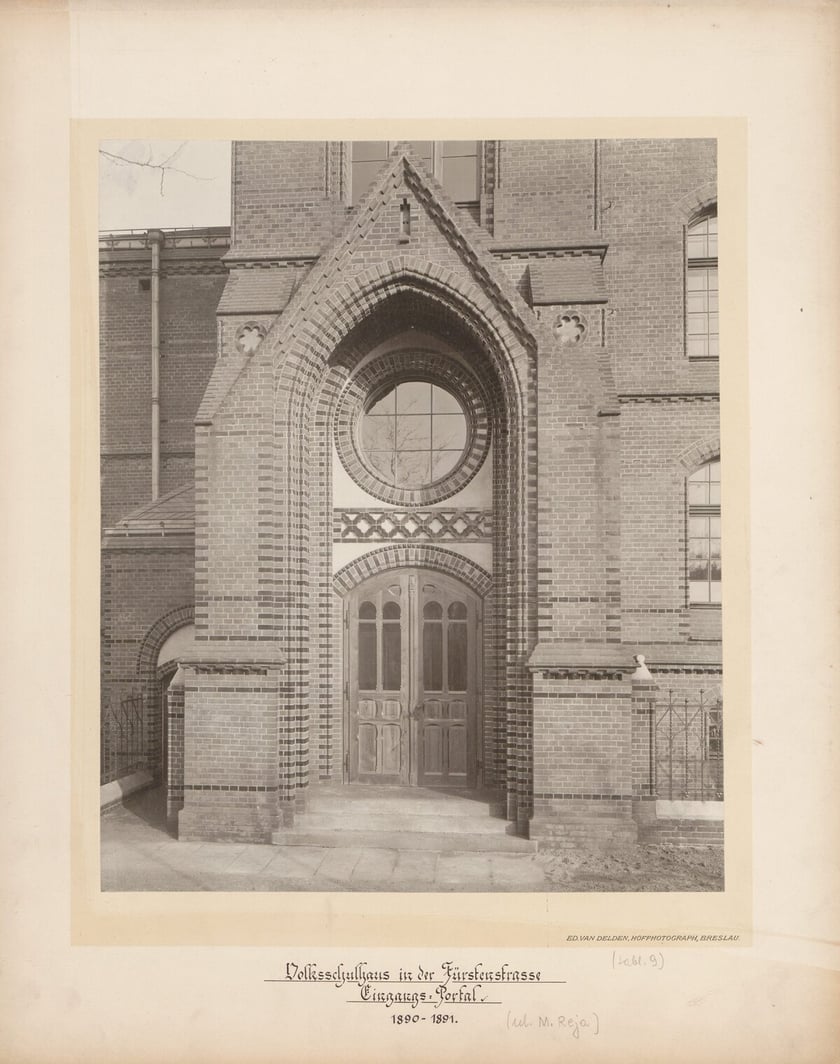 widok na portal wejściowy do szkoły przy ulicy M. Reja, 1890-1891
