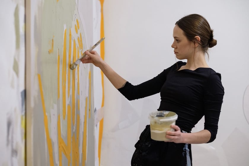 Iza Opiełka jest absolwentką Akademii Sztuk Pięknych we Wrocławiu, wsp&oacute;łzałożycielką i kuratorką Galerii JEST &ndash; grupy artystycznej prowadzącej artist-run space i naświetlającej działalność młodych tw&oacute;rc&oacute;w i tw&oacute;rczyń.
https://opielkaiza756a.myportfolio.com/