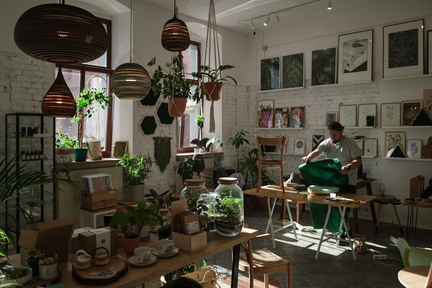 Natura Rzeczy to pierwsza we Wrocławiu galeria promująca młody, polski design i sztukę. Conceptstore skupiony wok&oacute;ł ekologicznej, minimalistycznej, a przede wszystkim funkcjonalnej strony&nbsp;sztuki użytkowej. W Naturze Rzeczy możecie r&oacute;wnież wziąć udział w warsztatach.&nbsp;
https://natura-rzeczy.pl/
&nbsp;