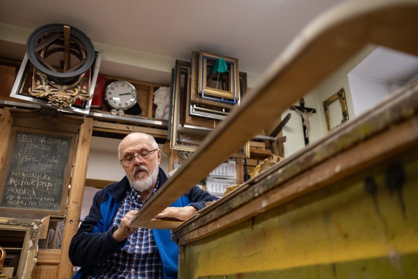 Firma rodzinna Ramy-Domański powstała w 1978 roku. Ludomir Domański, właściciel firmy, jest mistrzem pozłotnictwa, posiada także dyplom nr 4 Mistrza Rzemiosł Artystycznych przyznany przez Ministra Kultury i Dziedzictwa Narodowego. Wykłada oraz prowadzi zajęcia z ramiarstwa i pozłotnictwa ze studentami w Wyższej Szkole Rzemiosł Artystycznych we Wrocławiu.