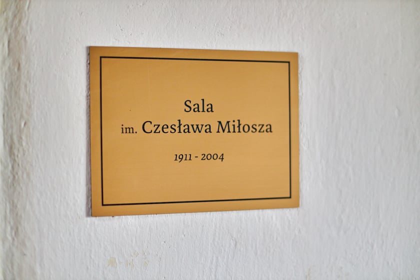 Gotycko-renesansowy zamek na wodzie był obronną siedzibą rycerską. Dziś można cieszyć się jego urodą oraz pięknym otoczeniem. Niezwykle urokliwe są również jego wnętrza.