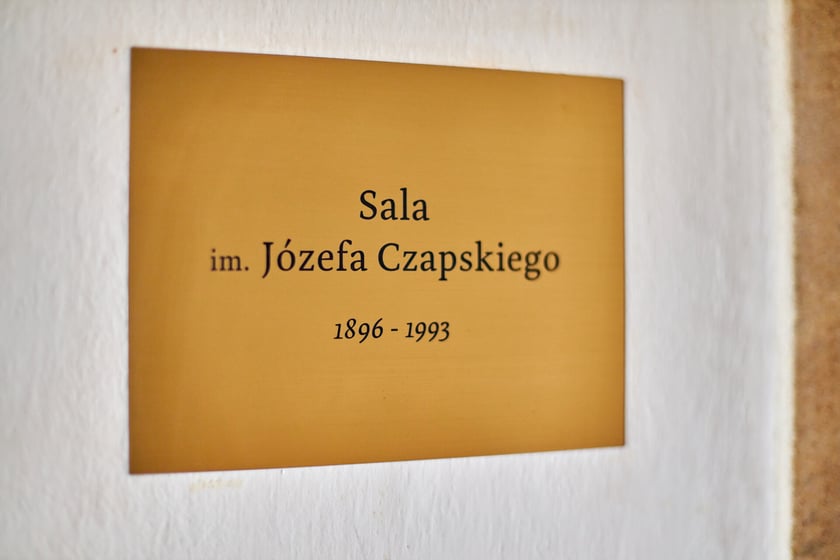 Gotycko-renesansowy zamek na wodzie był obronną siedzibą rycerską. Dziś można cieszyć się jego urodą oraz pięknym otoczeniem. Niezwykle urokliwe są również jego wnętrza.