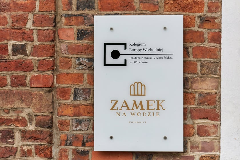 Gotycko-renesansowy zamek na wodzie był obronną siedzibą rycerską. Dziś można cieszyć się jego urodą oraz pięknym otoczeniem. Niezwykle urokliwe są również jego wnętrza.