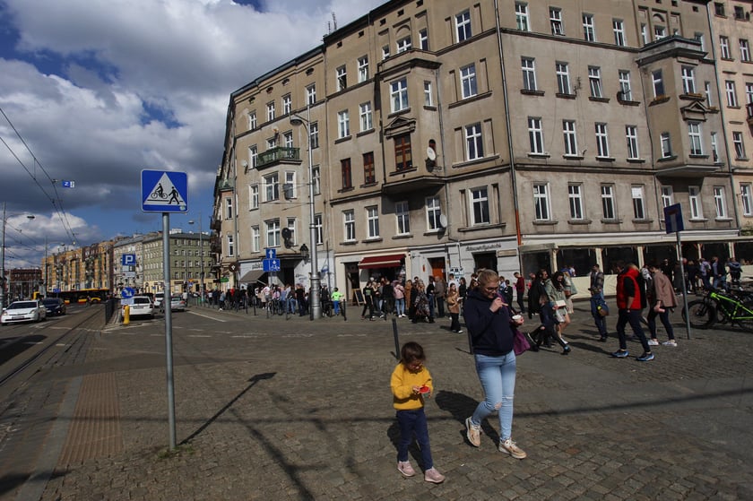 Kolejki po lody pod dwiema lodziarniami na pl. Bema
