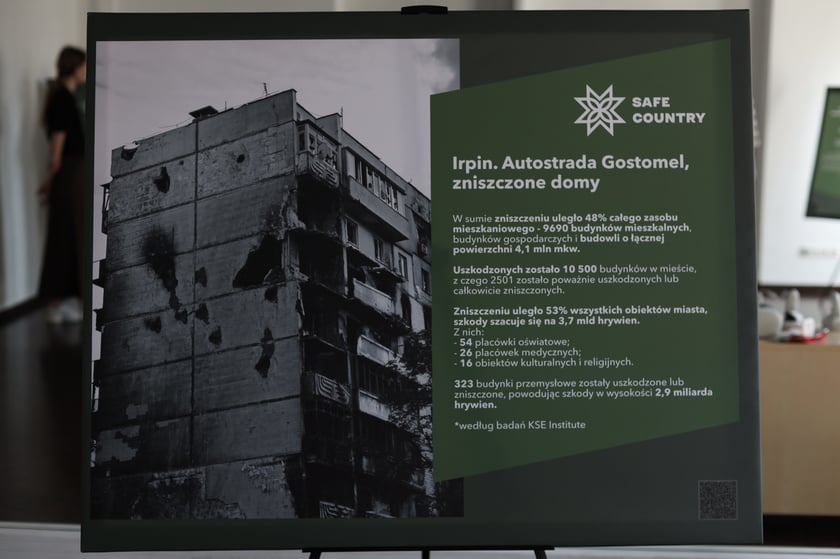 Tablica informuijąca o zniszczeniach wojennych
