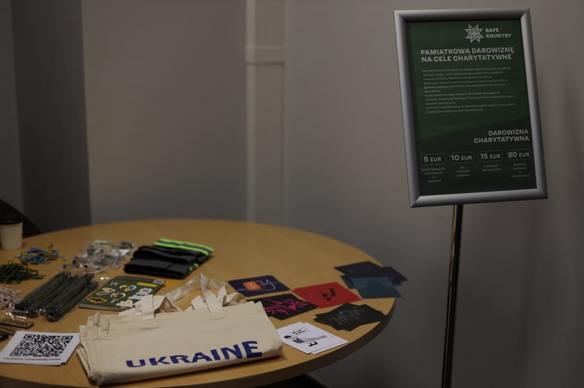 Naszywki, naklejki i inne gadżety, kt&oacute;re wyrażają solidarność z walczącą Ukrainą. Zebrane środki z ich sprzedaży zostaną przeznaczone na wsparcie 67. jednostki wojskowej, rodzin żołnierzy oraz dzieci wojny