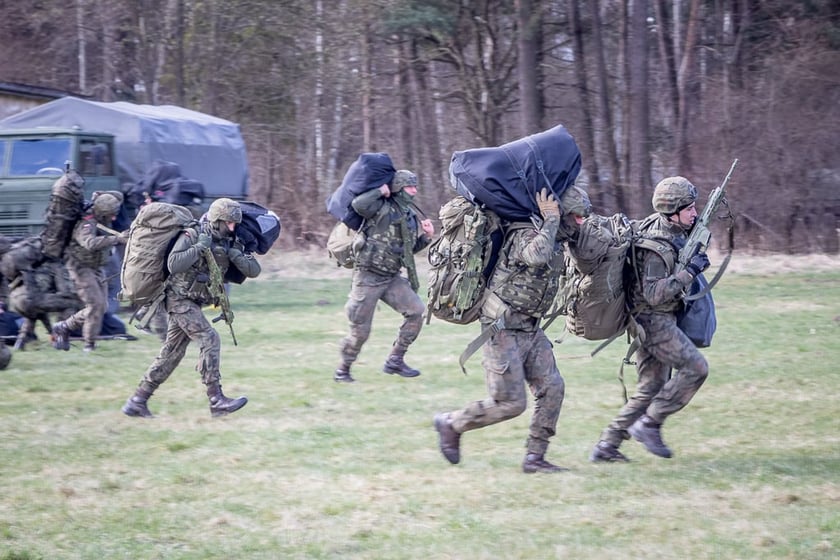 Kwalifikacja wojskowa. Jakie są kategorie?
W Polsce obowiązują cztery kategorie wojskowe: A, B, D, E. Co one oznaczają?
&nbsp;

kategoria A &ndash; zdolny(a) do czynnej służby wojskowej, co oznacza zdolność do odbywania lub pełnienia określonego rodzaju czynnej służby wojskowej, a także zdolność do odbywania służby w obronie cywilnej oraz służby zastępczej, z wyjątkiem zawodowej służby wojskowej, o zdolności do kt&oacute;rej orzekają wojskowe komisje lekarskie. Obecnie nie ma obowiązku odbywania zasadniczej służby wojskowej oraz przeszkolenia wojskowego absolwent&oacute;w szk&oacute;ł wyższych. W związku z tym wszystkie osoby, kt&oacute;rym orzeczona zostanie kategoria &bdquo;A&rdquo;, jeżeli nie zgłoszą się ochotniczo do pełnienia służby wojskowej, będą przenoszone do rezerwy,
kategoria B &ndash; czasowo niezdolny(a) do czynnej służby wojskowej, co oznacza, że aktualny og&oacute;lny stan zdrowia nie pozwala na pełnienie tej służby, natomiast w okresie do 24 miesięcy od dnia badania, rokuje odzyskanie zdolności do pełnienia czynnej służby wojskowej. Osoby takie zostaną ponownie wezwane do kwalifikacji wojskowej po upływie okresu, na jaki orzeczona została czasowa niezdolność do czynnej służby wojskowej,
kategoria D &ndash; niezdolny(a) do czynnej służby wojskowej w czasie pokoju, z wyjątkiem niekt&oacute;rych stanowisk służbowych przeznaczonych dla terytorialnej służby wojskowej,&nbsp;
kategoria E &ndash; trwale i całkowicie niezdolny(a) do czynnej służby wojskowej w czasie pokoju, oraz w razie ogłoszenia mobilizacji i w czasie wojny. Osoba taka nie będzie podlegała już obowiązkowi wojskowemu.
