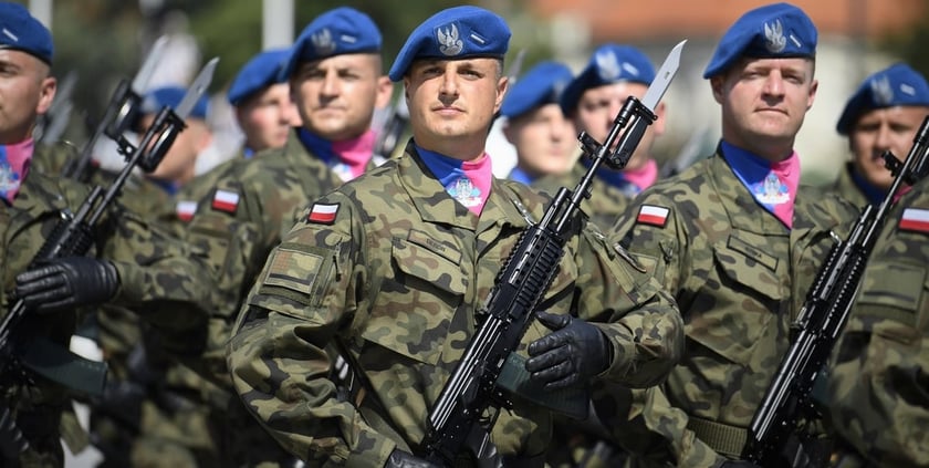 Komisja wojskowa 2025. Kto wzywa na kwalifikację?
Za przeprowadzenie kwalifikacji wojskowej na terenie powiatu (miasta na prawach powiatu) odpowiada starosta (prezydent miasta). Kwalifikacja wojskowa ogłaszana jest przez wojewodę na obszarze wojew&oacute;dztwa w drodze obwieszczenia. Ogłasza się ją nie p&oacute;źniej niż na 14 dni przed dniem jej rozpoczęcia.
&nbsp;
Kwalifikację wojskową ma przeprowadzać 390 powiatowych komisji lekarskich. Ministerstwo obrony szacuje, że w każdej z nich ma być przebadanych co najmniej 30 os&oacute;b dziennie.