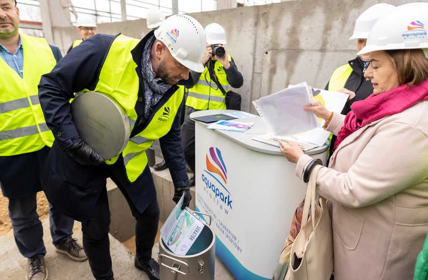 Budowa aquaparku przy ulicy Wilanowskiej, wmurowanie kamienia węgielnego i kapsuły czasu, 18.04.2023