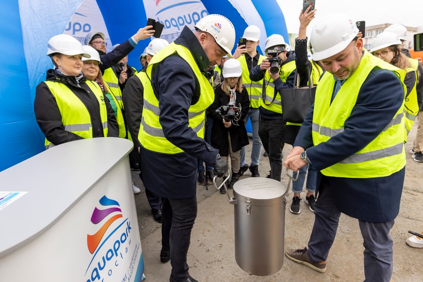 Budowa aquaparku przy ulicy Wilanowskiej, wmurowanie kamienia węgielnego i kapsuły czasu, 18.04.2023