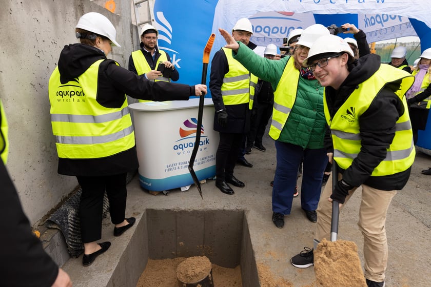 Budowa aquaparku przy ulicy Wilanowskiej, wmurowanie kamienia węgielnego i kapsuły czasu, 18.04.2023