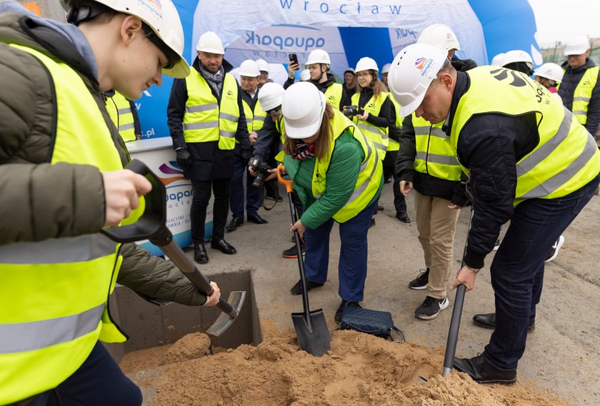 Budowa aquaparku przy ulicy Wilanowskiej, wmurowanie kamienia węgielnego i kapsuły czasu, 18.04.2023