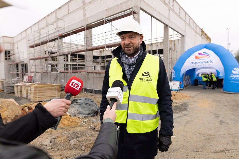 Budowa aquaparku przy ulicy Wilanowskiej, wmurowanie kamienia węgielnego i kapsuły czasu, 18.04.2023