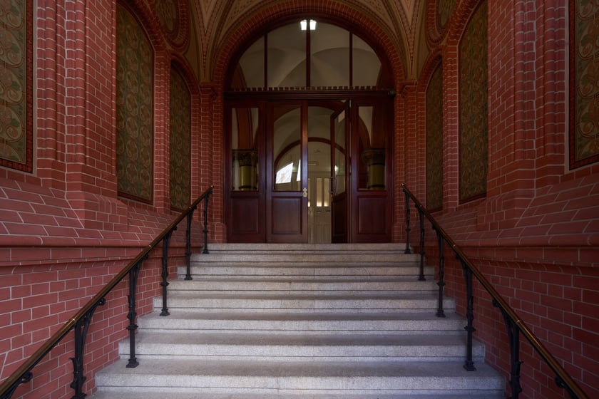 Wejście do budynku dawnej kliniki ginekologicznej