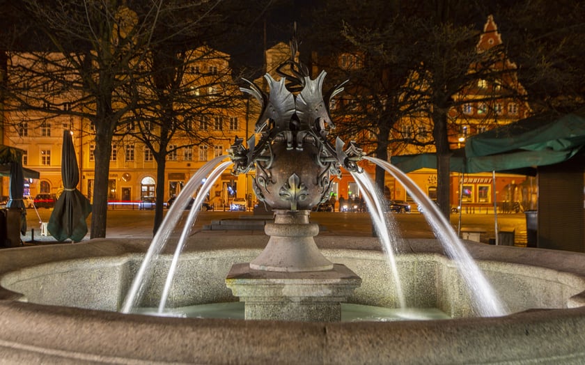 Fontanna &bdquo;Smoki&rdquo;
Jest nieco schowana pomiędzy stoiskami kwiaciarek, znajdujących się na placu Solnym. Sądząc po liczbie wrzucanych do niej co roku monet (&bdquo;na szczęście&rdquo;), w niczym nie ujmuje to jej popularności. Wygląda na starą, ale zbudowano ją w 1997 roku. Woda tryska do misy fontanny z pysk&oacute;w metalowych, stylizowanych na historyczne smok&oacute;w. Poza lasem Strachoty, to chyba jedyne we Wrocławiu miejsce, gdzie możecie spotkać te bestie.