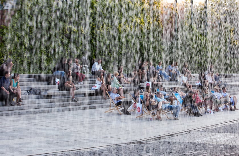 Ściana z wody w Hydropolis
To w zasadzie nie jest typowa fontanna. Nazywana jest tutaj drukarką wodną. Znajduje się przed wejściem do Hydropolis. Ściana wody mierzy 46,5 metra długości. W sezonie wiosenno-letnim działa niczym wodna kurtyna.
Hydropolis otwarte jest od poniedziałku do piątku w godzinach 9.00-18.00, a w weekendy od 10.00 do 20.00. Bilety w cenie 38 złotych normalny i 29 złotych ulgowy.
