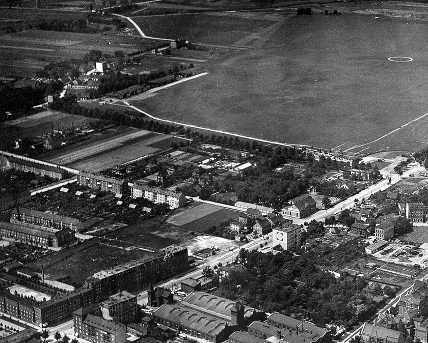 Lata 1934-1936, fragment Popowic oraz Gądowa Małego. Z lewej strony zabudowa dawnego osiedla Popowice ? przy ulicy Legnickiej z kamienicami z początku XX wieku, a dalej, w tle ? lotnisko. U dołu zajezdnia tramwajowa przy ul. Legnickiej.