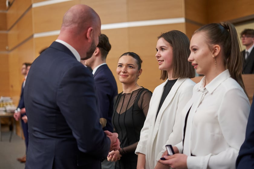 Rozdanie nagr&oacute;d&nbsp;&bdquo;Logo Szkoły&rdquo; i&nbsp;&bdquo;Srebrna Sowa&rdquo; dla laureat&oacute;w i finalist&oacute;w olimpiad na r&oacute;żnych etapach
