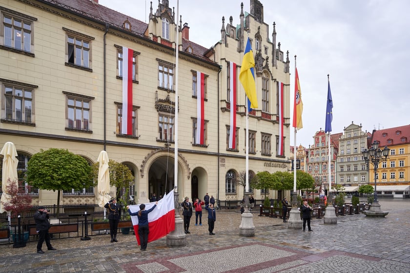 Uroczyste wciągnięcie flagi państwowej na maszt.
