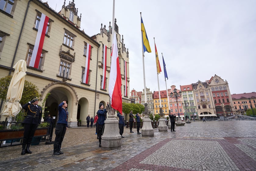 Uroczyste wciągnięcie flagi państwowej na maszt.