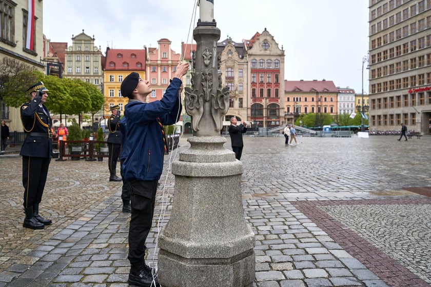 Uroczyste wciągnięcie flagi państwowej na maszt.