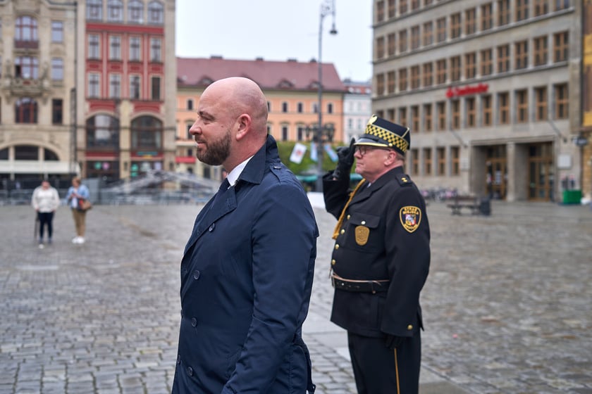Uroczyste wciągnięcie flagi państwowej na maszt.