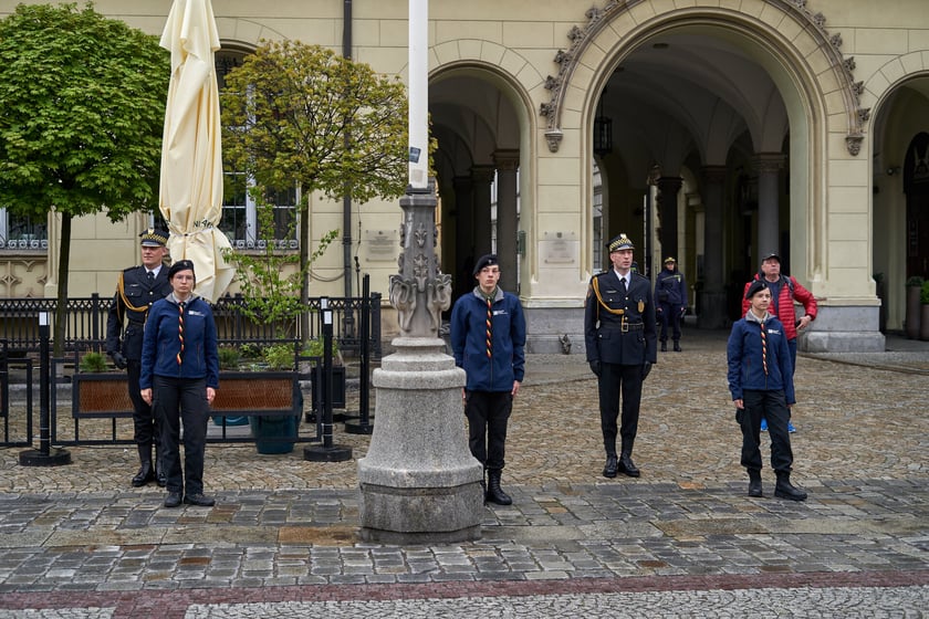 Uroczyste wciągnięcie flagi państwowej na maszt.