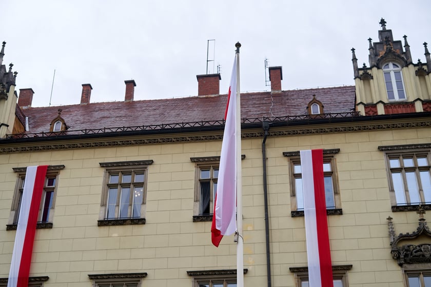 Uroczyste wciągnięcie flagi państwowej na maszt.
