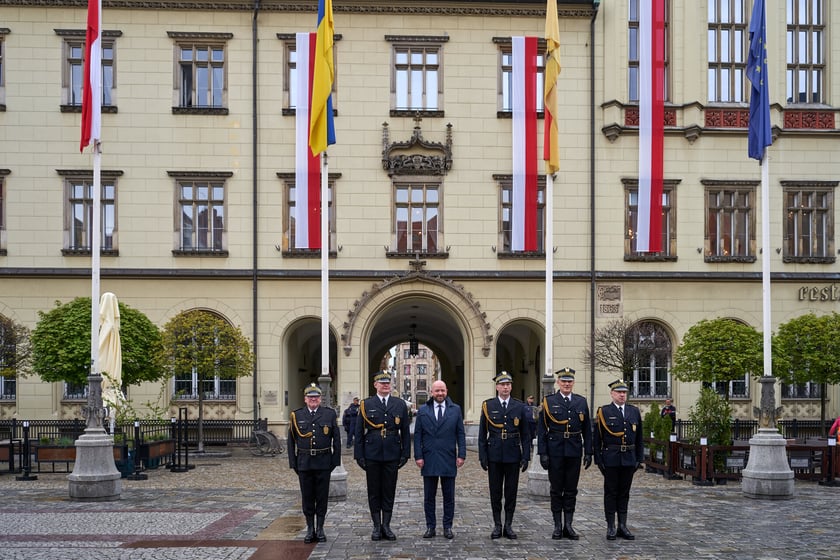 Uroczyste wciągnięcie flagi państwowej na maszt.