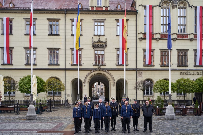 Uroczyste wciągnięcie flagi państwowej na maszt.