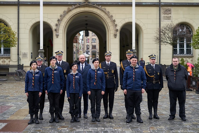Uroczyste wciągnięcie flagi państwowej na maszt.