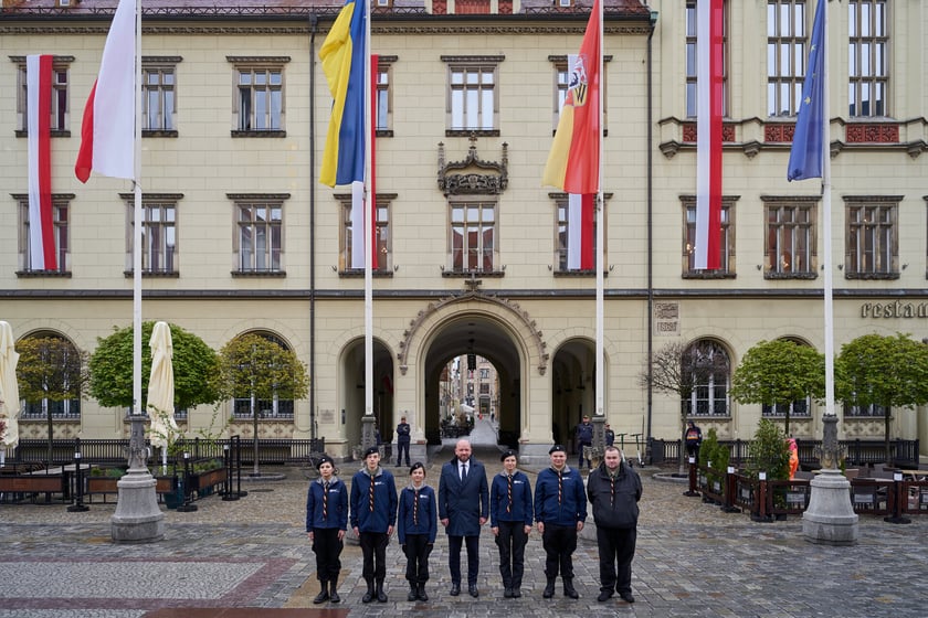 Uroczyste wciągnięcie flagi państwowej na maszt.