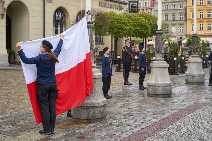 Uroczyste wciągnięcie flagi państwowej na maszt.