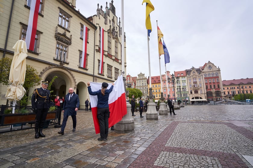 Uroczyste wciągnięcie flagi państwowej na maszt.