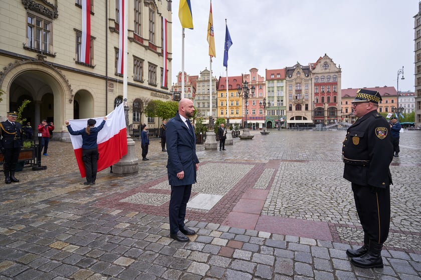 Uroczyste wciągnięcie flagi państwowej na maszt.