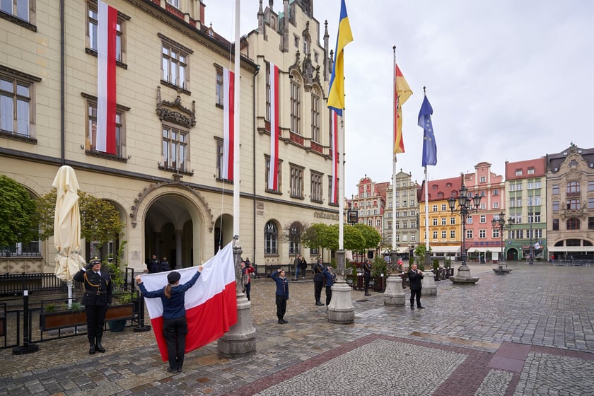 Uroczyste wciągnięcie flagi państwowej na maszt.