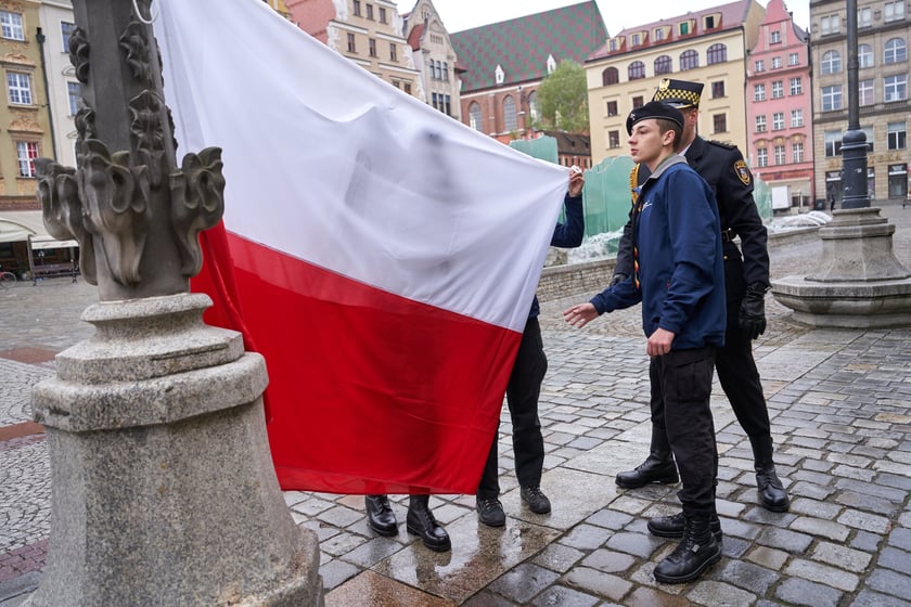 Uroczyste wciągnięcie flagi państwowej na maszt.