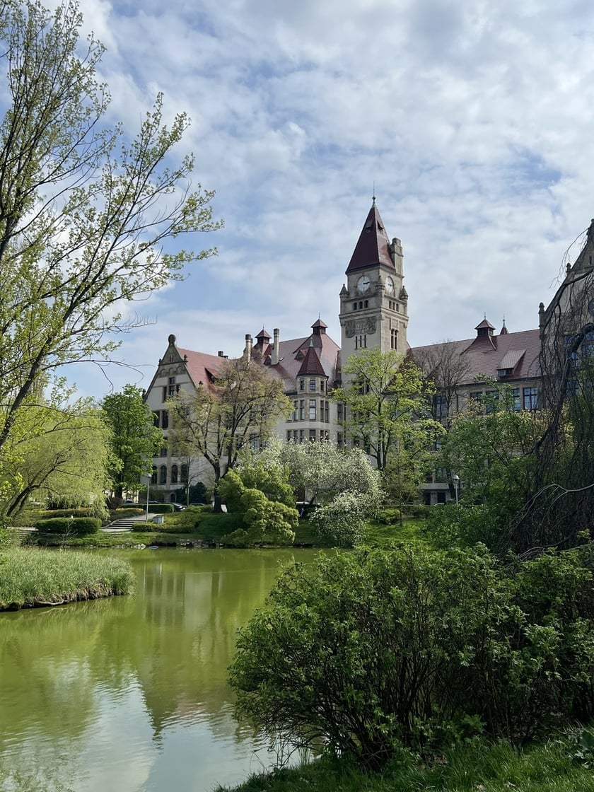Park Tołłpy z widokiem na budynek Wydziału Architektury Politechniki Wrocławskiej