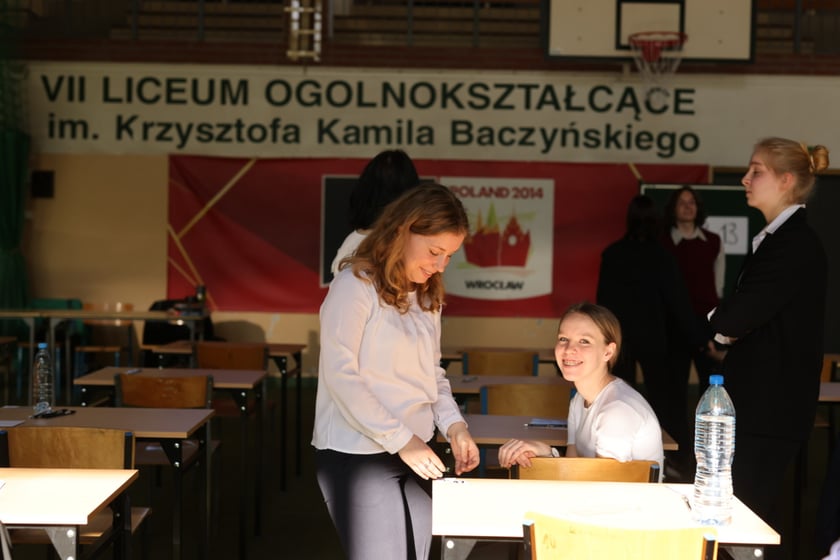 Uczniowie Liceum Ogólnokształcące nr VII we Wrocławiu przed maturą z j. polskiego