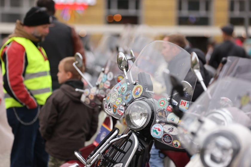 Zlot skuterów Vespa na placu Solnym we Wrocławiu