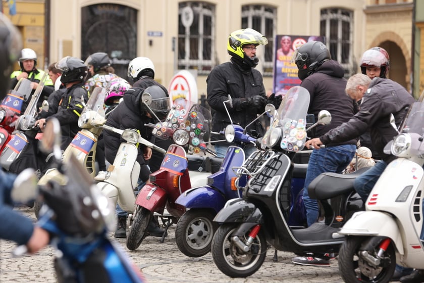 Zlot skuterów Vespa na placu Solnym we Wrocławiu