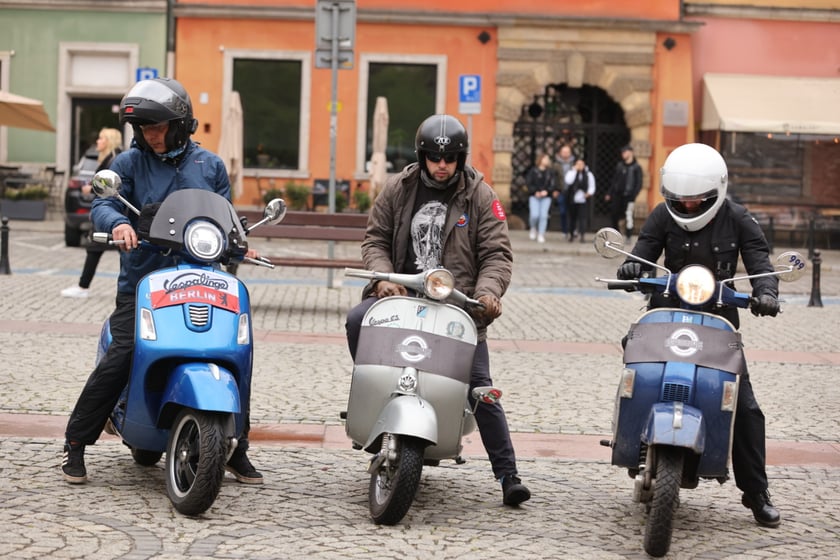 Zlot skuterów Vespa na placu Solnym we Wrocławiu
