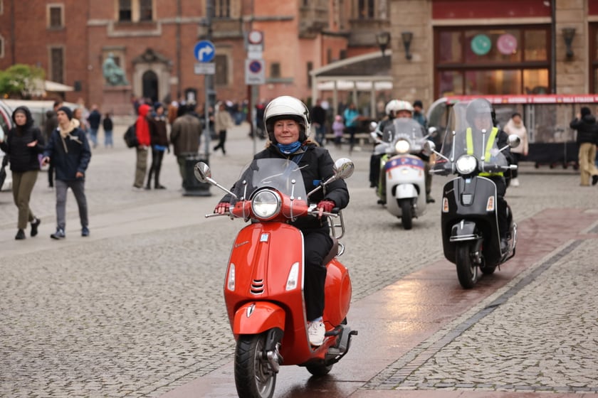 Zlot skuterów Vespa na placu Solnym we Wrocławiu